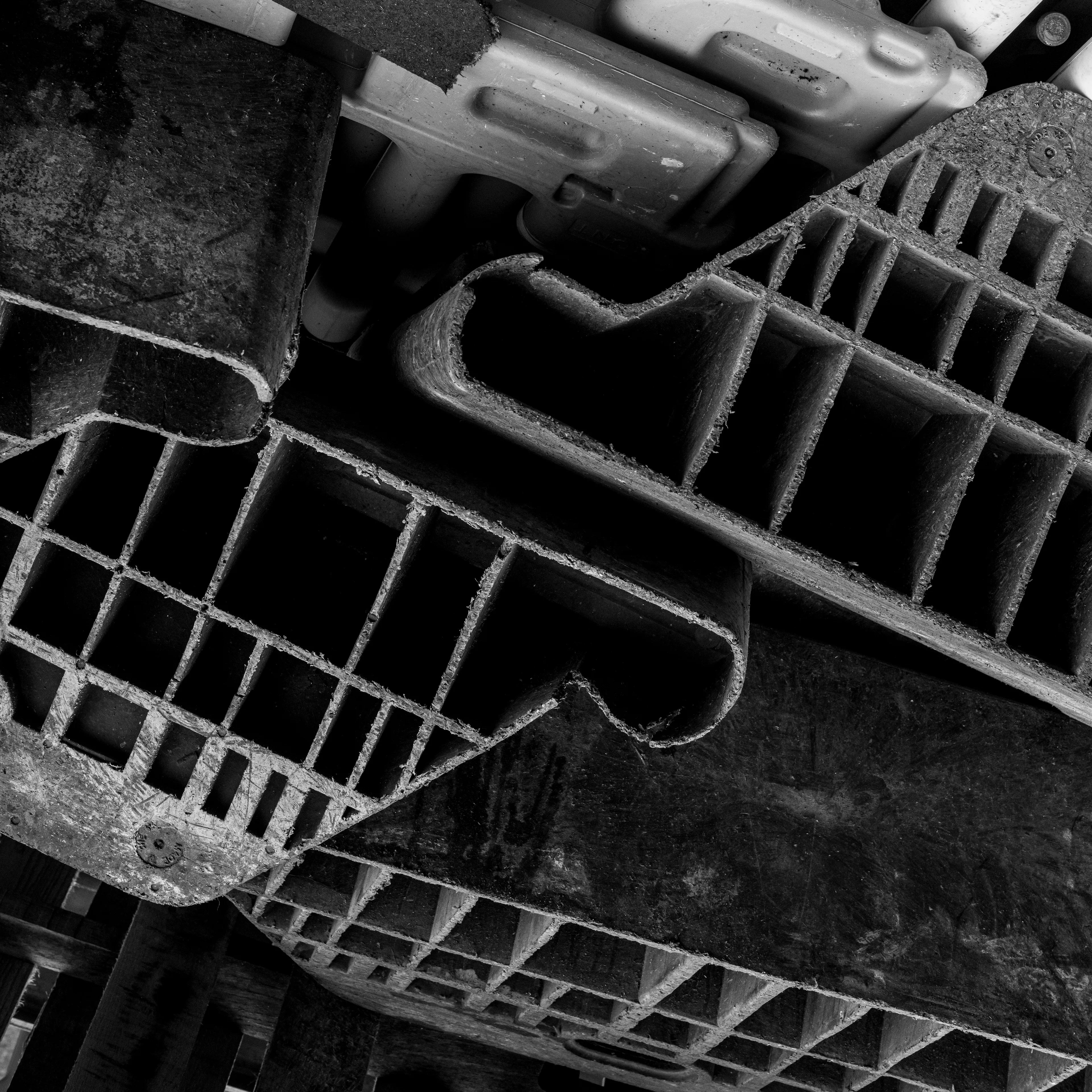 “Cachivaches” is a colloquial Spanish term for a mix of miscellaneous objects often considered worthless or junk. This series explores the aesthetic and structural dynamics of discarded objects, focusing on the paradox between chaos and order. The square format imposes a geometric constraint, juxtaposing organic disorder with rigid frames, encouraging a reevaluation of inherent organization. By highlighting spontaneous patterns in the disordered, "Cachivaches" reveals the latent beauty in the mundane.