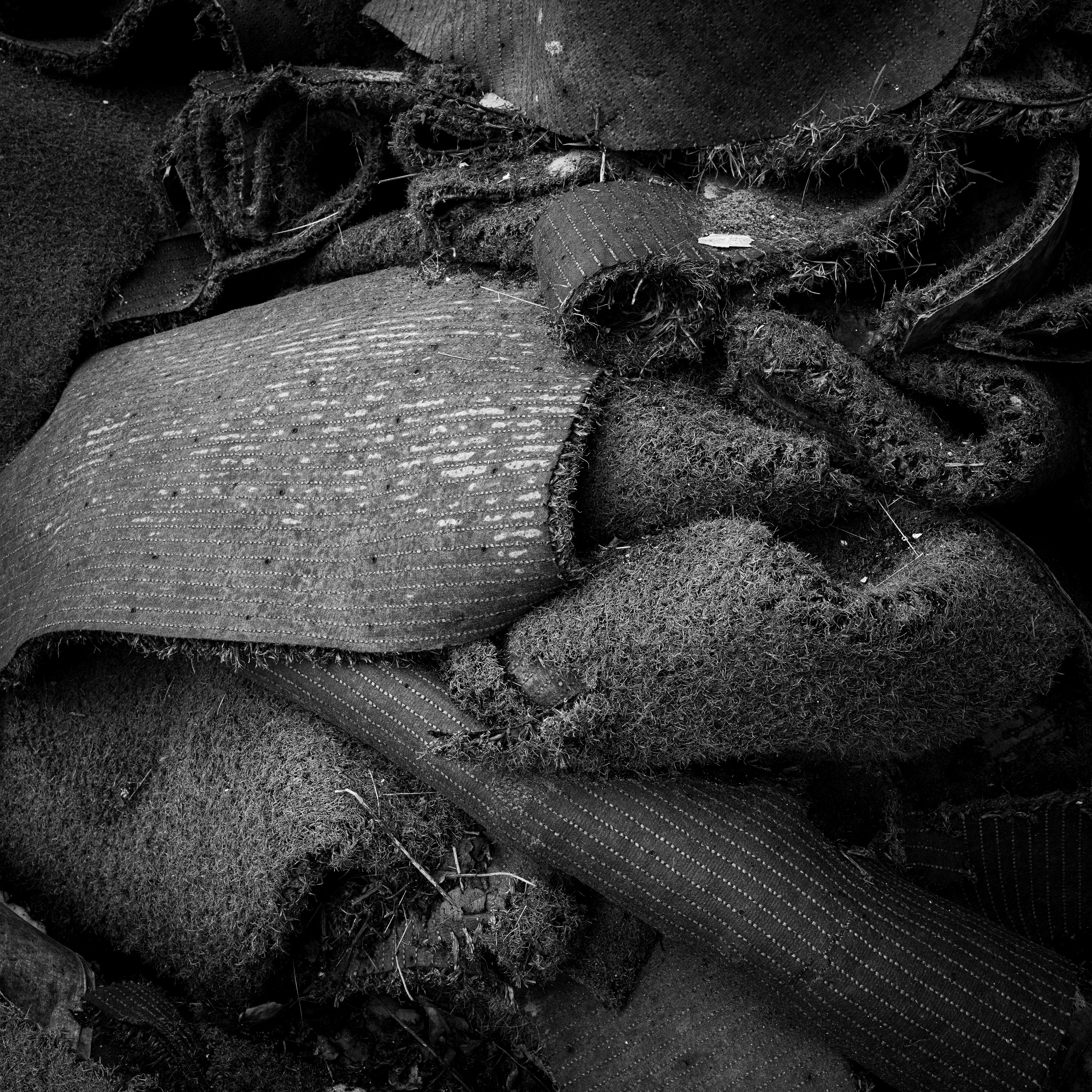 “Cachivaches” is a colloquial Spanish term for a mix of miscellaneous objects often considered worthless or junk. This series explores the aesthetic and structural dynamics of discarded objects, focusing on the paradox between chaos and order. The square format imposes a geometric constraint, juxtaposing organic disorder with rigid frames, encouraging a reevaluation of inherent organization. By highlighting spontaneous patterns in the disordered, "Cachivaches" reveals the latent beauty in the mundane.