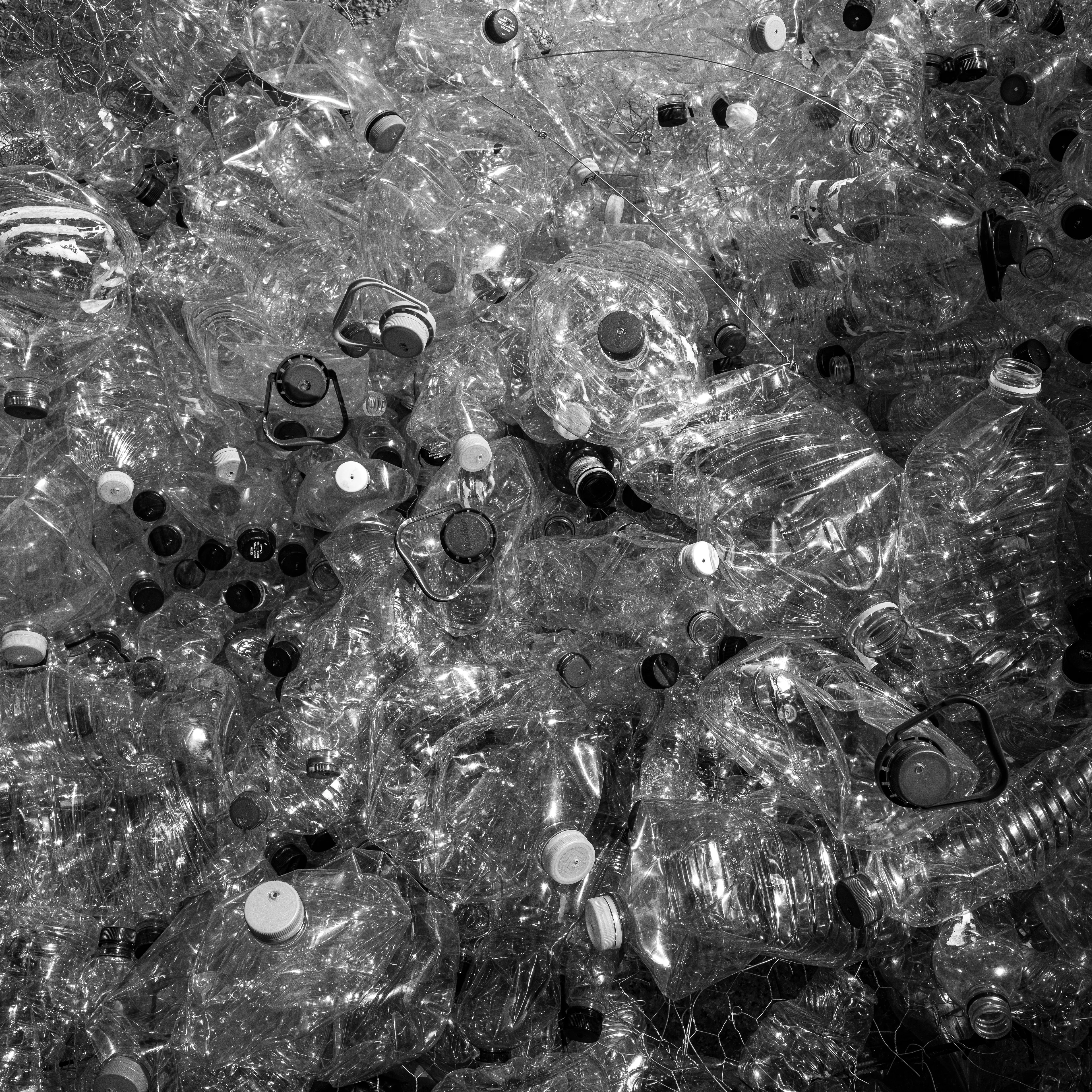 “Cachivaches” is a colloquial Spanish term for a mix of miscellaneous objects often considered worthless or junk. This series explores the aesthetic and structural dynamics of discarded objects, focusing on the paradox between chaos and order. The square format imposes a geometric constraint, juxtaposing organic disorder with rigid frames, encouraging a reevaluation of inherent organization. By highlighting spontaneous patterns in the disordered, "Cachivaches" reveals the latent beauty in the mundane.