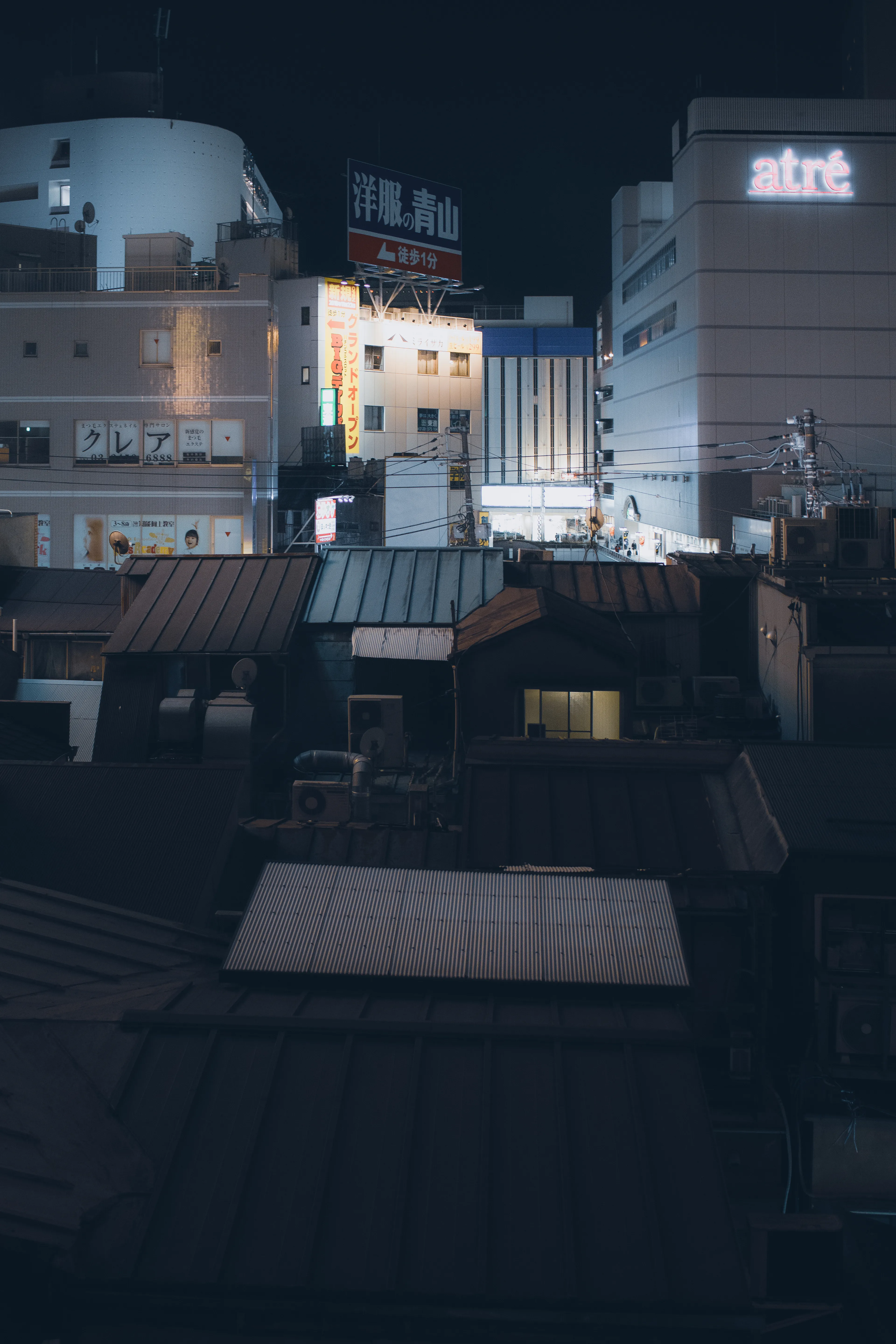 Wabi-sabi is a Japanese word that roughly translates to "beauty in imperfection", an aesthetic present in all shapes across Japan, and not just in arts. Beauty awaits at every corner when strolling the streets of Tokyo – if one knows where to look!

In this collection, I wish to share some of the beauty I found in unexpected places.

Resolution 4000*6000px