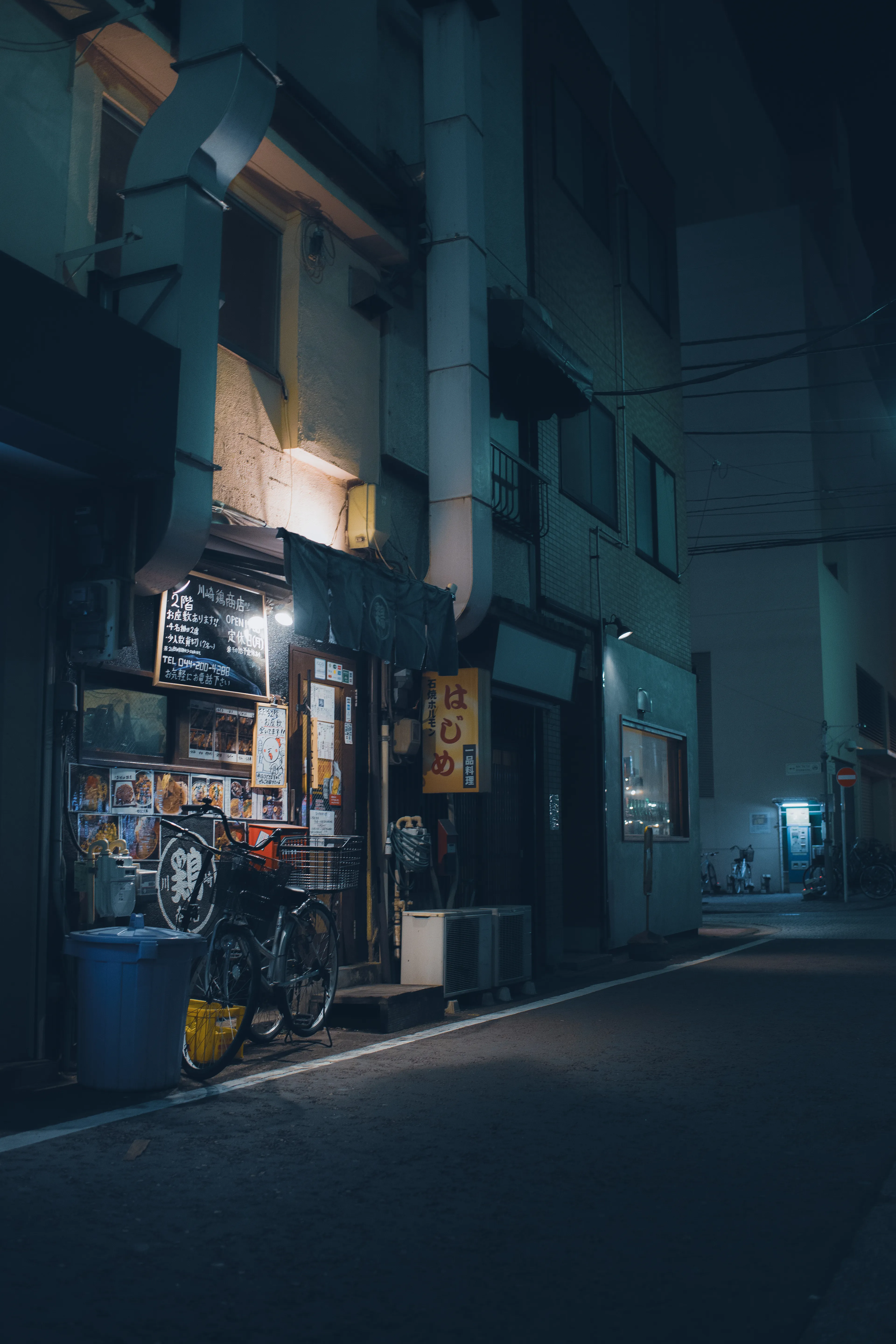 Wabi-sabi is a Japanese word that roughly translates to "beauty in imperfection", an aesthetic present in all shapes across Japan, and not just in arts. Beauty awaits at every corner when strolling the streets of Tokyo – if one knows where to look!

In this collection, I wish to share some of the beauty I found in unexpected places.

Resolution 4000*6000px