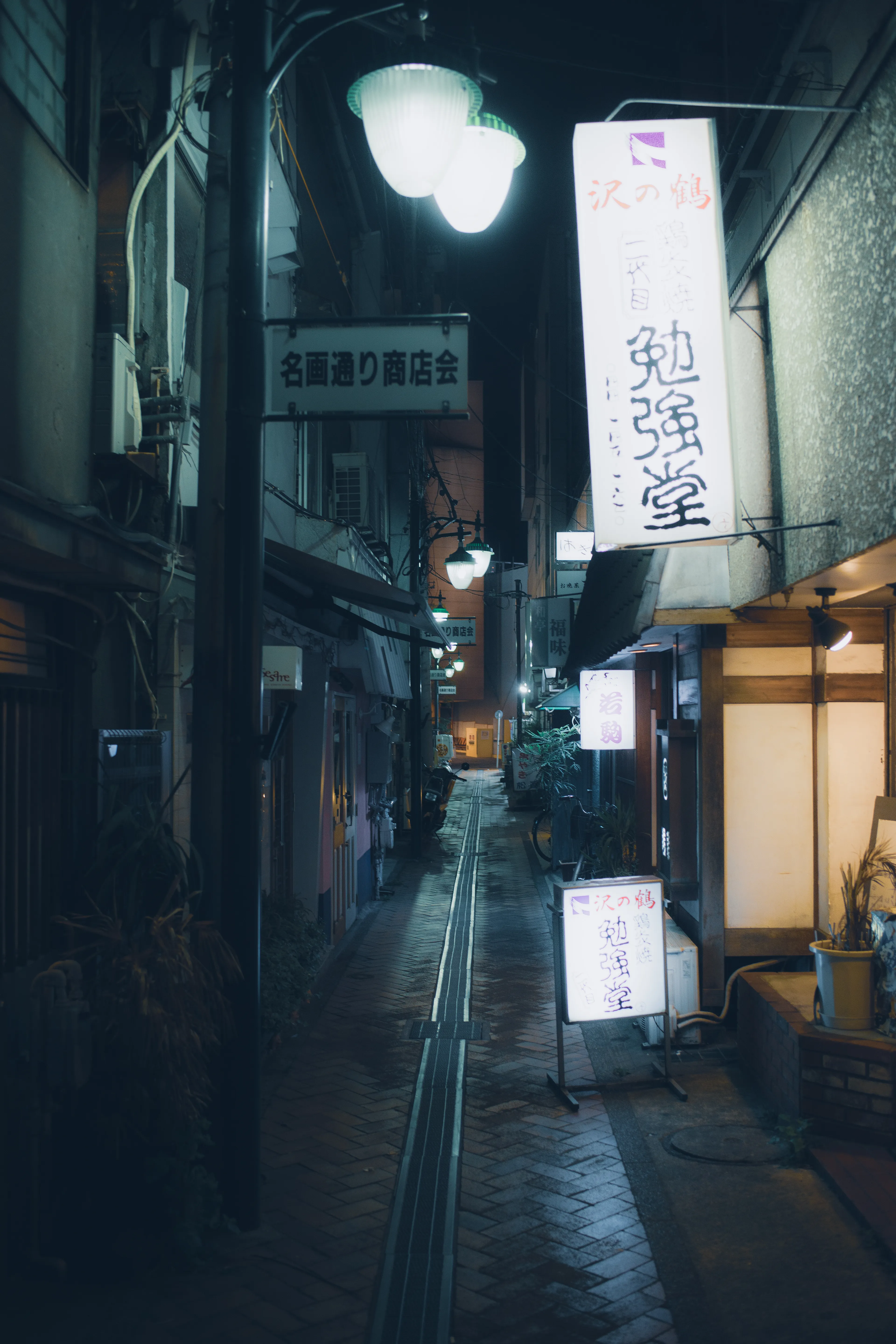 Wabi-sabi is a Japanese word that roughly translates to "beauty in imperfection", an aesthetic present in all shapes across Japan, and not just in arts. Beauty awaits at every corner when strolling the streets of Tokyo – if one knows where to look!

In this collection, I wish to share some of the beauty I found in unexpected places.

Resolution 4000*6000px