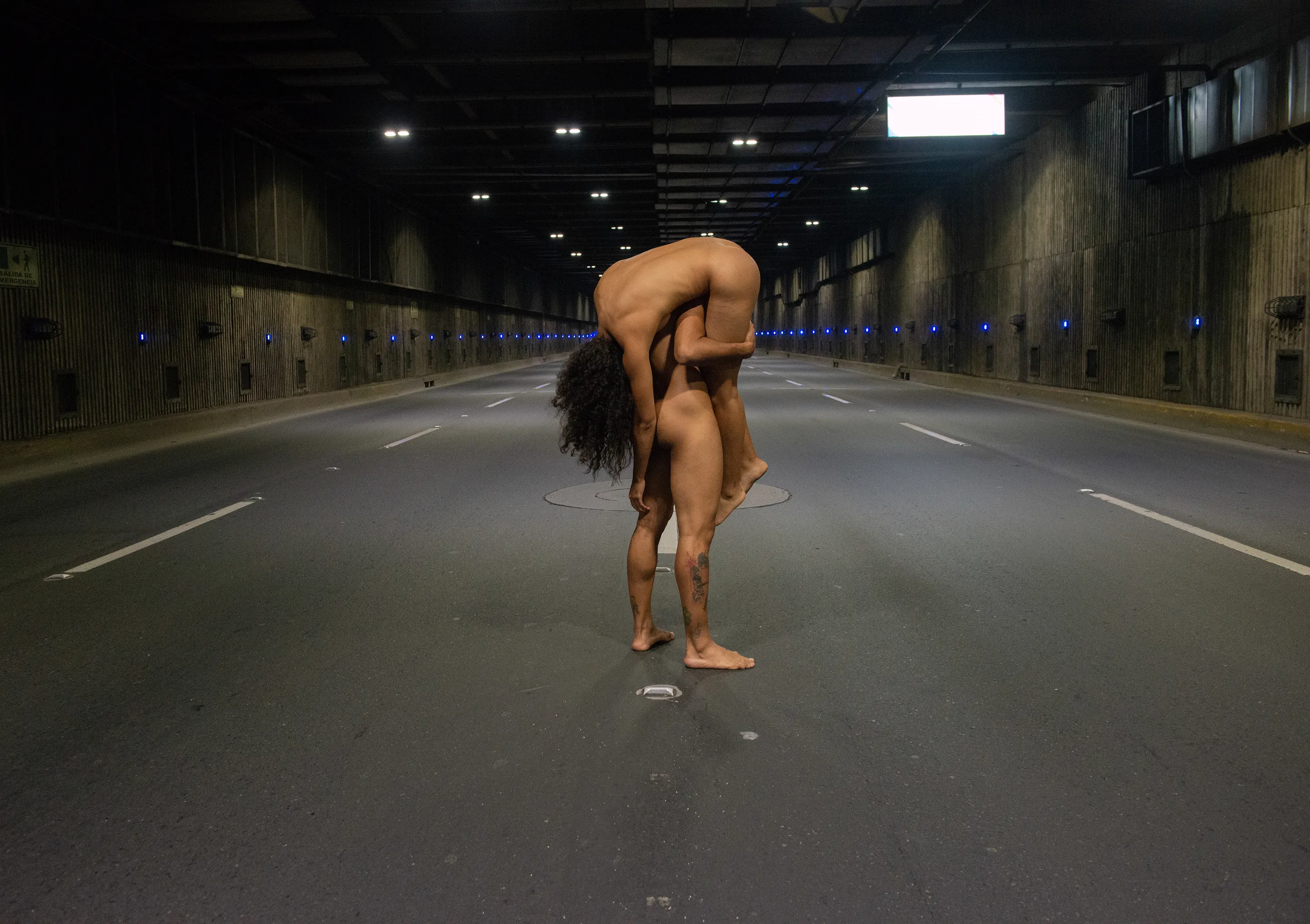 In this exploration, the naked body emerges as an allusion to the primal, in that relationship with the environment, transforming it into a totem and putting reason in tension with the imaginary.

This image was made in collaboration with Colectivo Lóbulo Frontal (CLF). Since 2015, CLF has been exploring a photographic style in which performative and experimental acts predominate with artists from different disciplines.