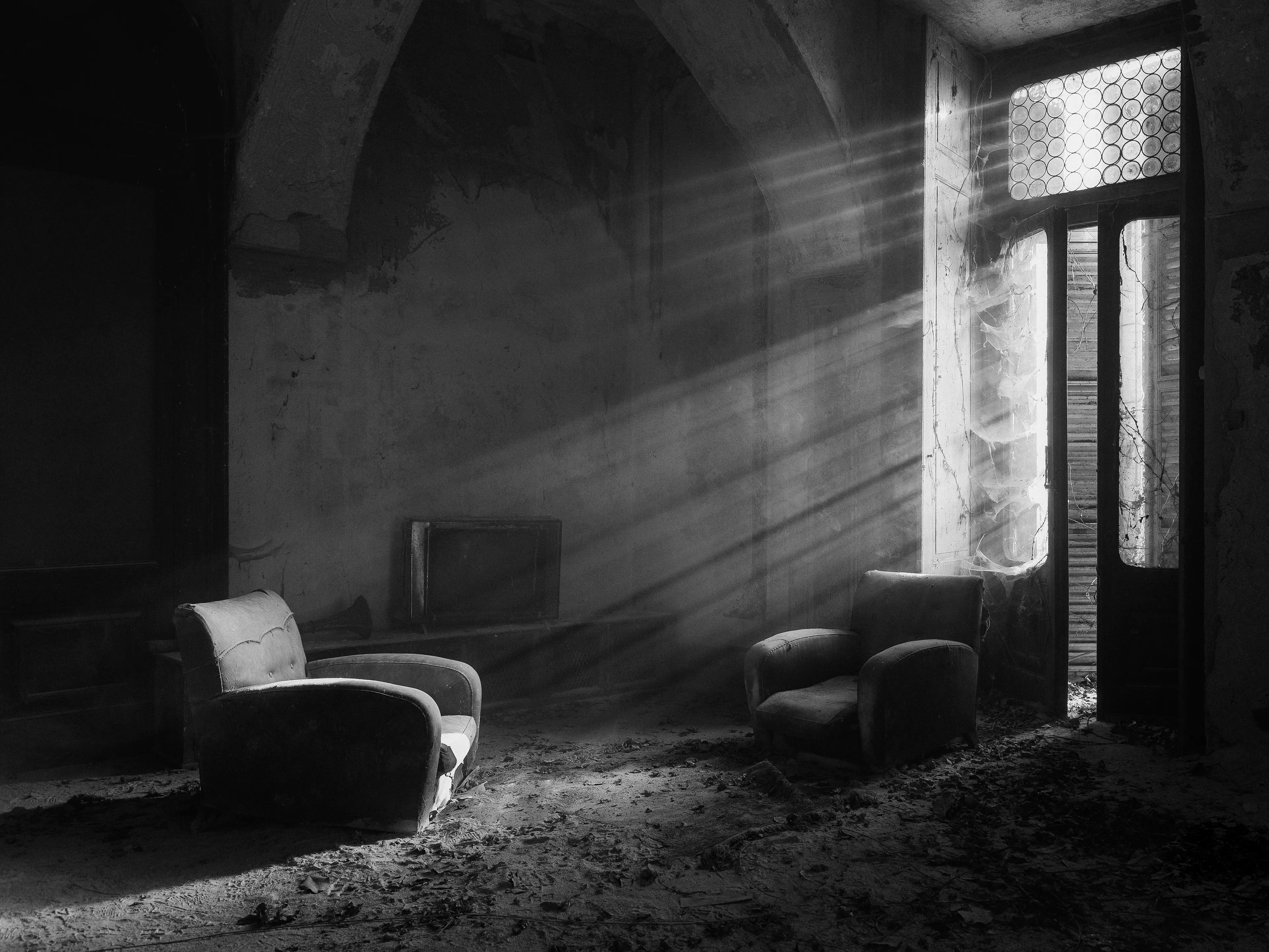It was still dawn when I walked through the old corridors of this country castle in Italy. Silence reigned. Only the birds in the old park surrounding the building chirped happily their melodies, while the first rays of light penetrated the light morning fog and kissed the windows.

The sun flooded the old living room with light and illuminated the old armchairs. 
I can literally taste the dust of time on my tongue as I gingerly place my camera. I lose myself in the charm of the past, in the fantasy about the life of the former inhabitants. 

The crowing of a rooster, brings me abruptly from my little daydream. 
I smile, because it was again one of those moments where time stood still for a few seconds and I could dream the world as I want.



