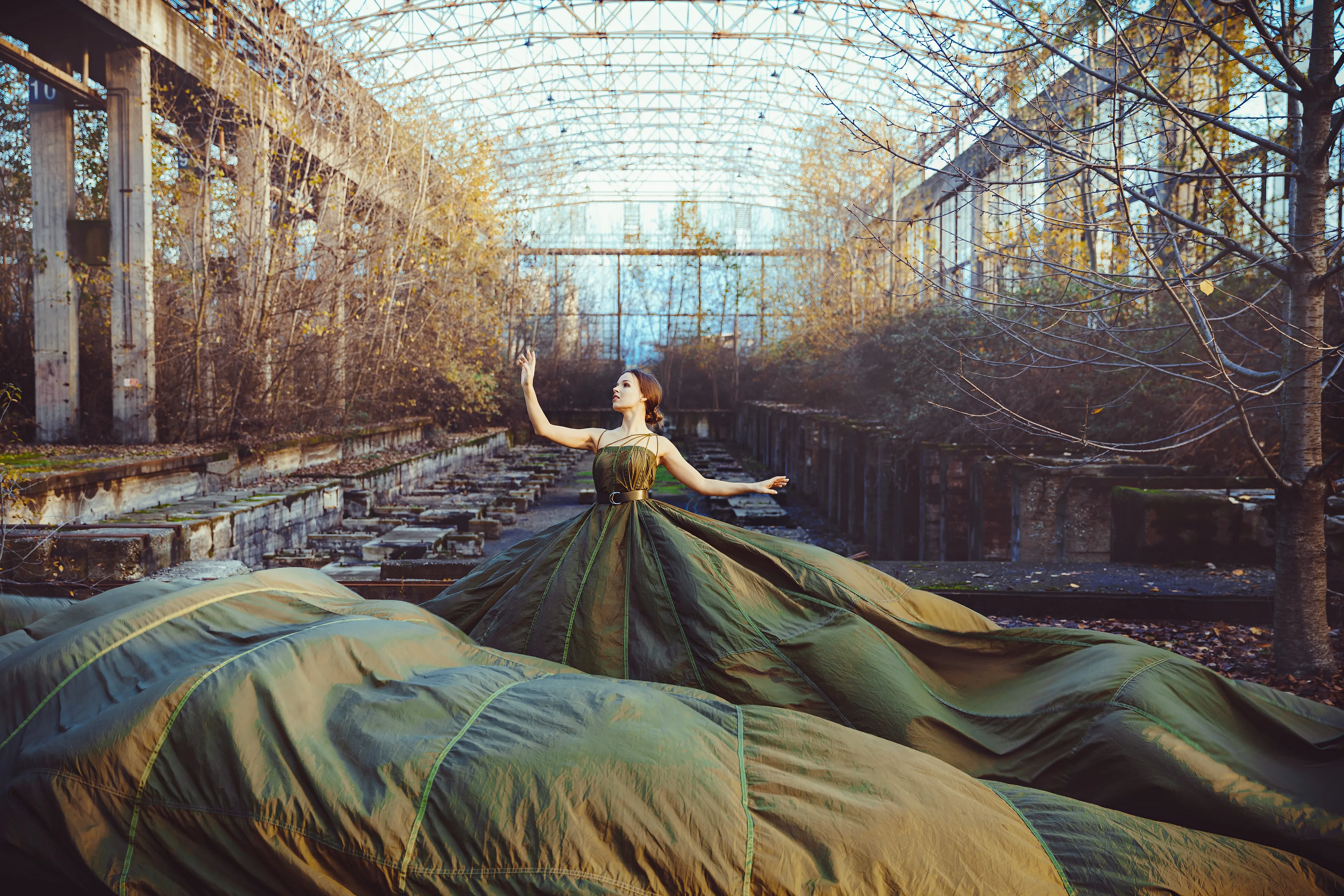 This work is really unique in my portfolio. 
because normally people are more of an accessory in my work.

The Queen of Decay thematises the fragility of humanity and at the same time shows a contrast between grace and decay. A gloomy but romantic fantasy